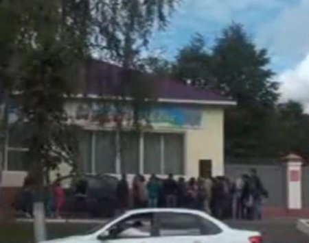 Родственники десантников, которые перестали выходить на связь, пикетируют воинскую часть в Костроме