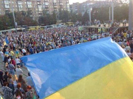 На митинге в Мариуполе развернули огромный флаг Украины. Фотофакт