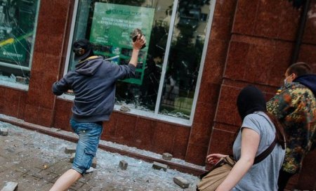 В Киеве забросали камнями отделение «Сбербанка России»
