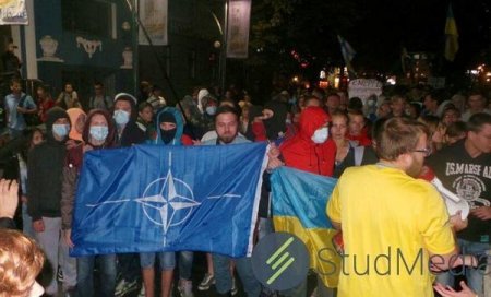 Около 200 активистов в Харькове забросали петардами и дымовыми шашками консульство РФ