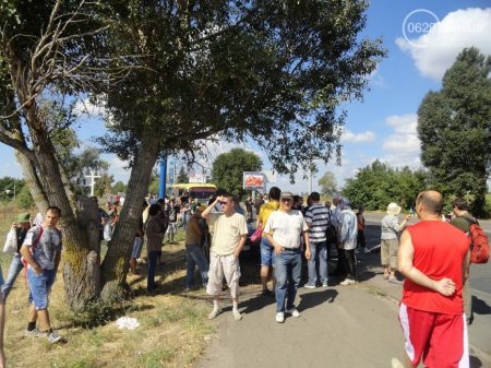 Мариупольцы роют окопы, чтобы в город не вошли российские военные (фото)