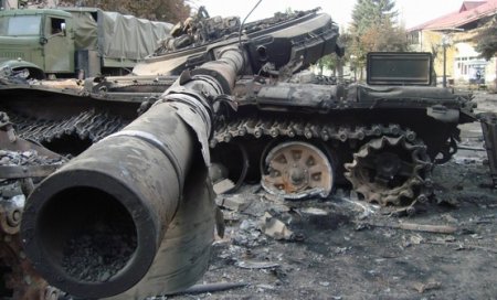 Из Луганска в Россию вывезли 12 подбитых танков