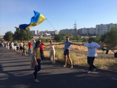 В Мариуполе более тысячи человек создали "живую цепь" на блокпосту со стороны Новоазовска