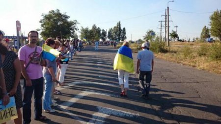 В Мариуполе более тысячи человек создали "живую цепь" на блокпосту со стороны Новоазовска