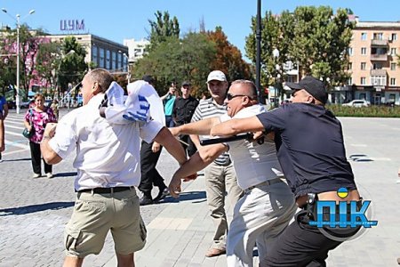 В Херсоне патриоты жестко разогнали митинг сепаратистов, которые пытались раскачать обстановку в городе