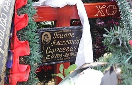 Могилы псковских десантников, погибших в Украине, охраняют военнослужащие