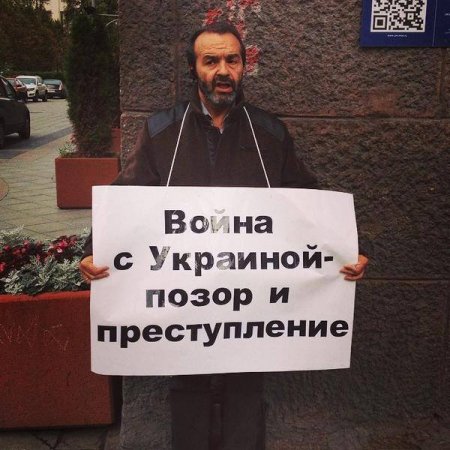 Шендерович и Обломов вышли на одиночные пикеты против войны в Украине. ФОТО