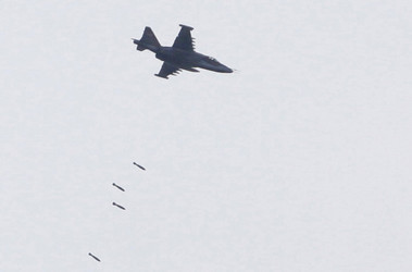 Российские самолеты проводят бомбардировки под Новоайдаром