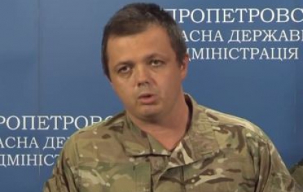 Как Семенченко на пресс-конференции снял балаклаву (видео)