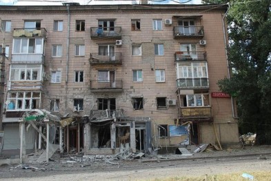 В Луганске продолжаются обстрелы, большинство магазинов закрыты, - Савенко