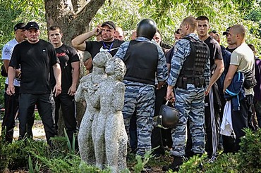 В России на государственном уровне формируют отряды «титушек», которые будут бороться с оппозицией