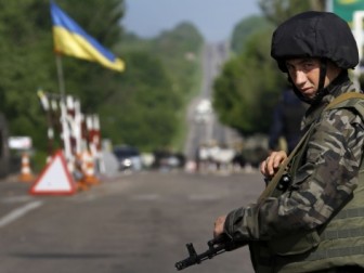 Украинские военные копают окопы в Харьковской области