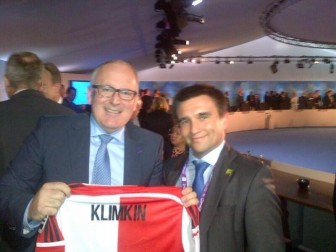 Глава МИД Нидерландов подарил П.Климкину именную футболку на саммите НАТО