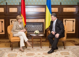 Порошенко в разговоре с Меркель подчеркнул необходимость вывода войск РФ с Донбасса