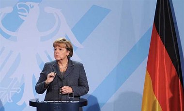 Меркель выступает за скорое введение санкций против РФ - WSJ