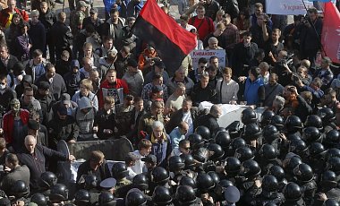 Возле Рады активисты, требующие люстрации, подрались с милицией