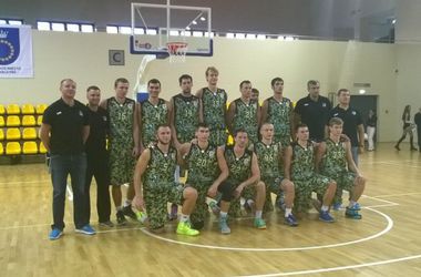 Киевские баскетболисты вышли на матч против российской команды в камуфляже