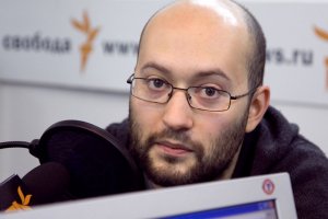 Российский журналист, получивший награду "Человек года" от журнала GQ заявил со сцены, что российские СМИ врут, а Путин посылает войска на Донбасс Российский журналист, получивший награду "Человек года" от журнала GQ заявил со сцены, что российские СМИ врут, а Путин посылает войска на Донбасс