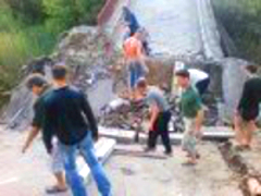 Террористы забыли о взорванном мосте под Попасной и рухнули в реку