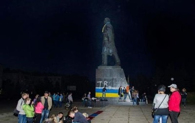 В Краматорске памятник Ленину разрисовали в сине-желтые цвета. Видео