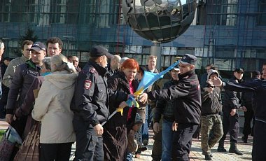 В Новосибирске полиция и местные титушки сорвали Марш мира