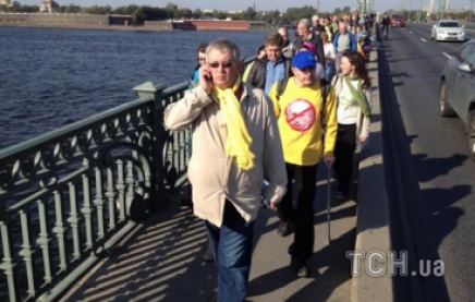 Петербуржцы вышли на Марш мира с перечеркнутыми портретами Путина