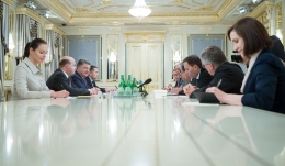 Порошенко заверил послов стран G-7 и ЕС, что Украина соблюдает минские договоренности