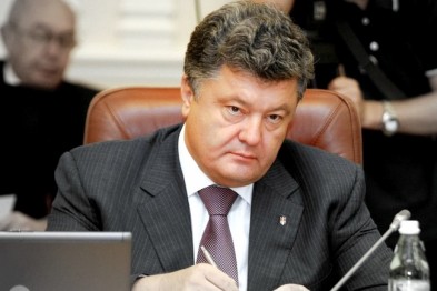 Президент Украины Петр Порошенко подписал указ о "неотложных мерах" для защиты Украины и укрепления ее обороноспособности