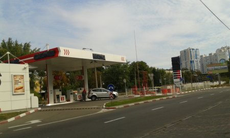 В Киеве заправка «Лукоил» замаскировалась, заклеив свое название. ФОТО В Киеве заправка «Лукоил» замаскировалась, заклеив свое название. ФОТО