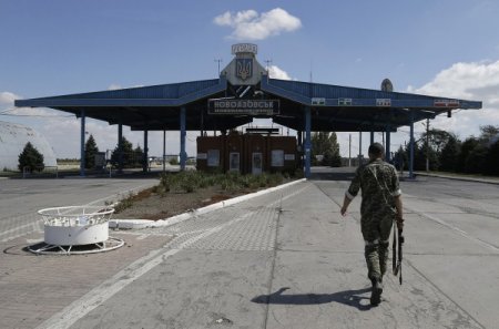 Русские войска в захваченном Новоазовске (фото) Русские войска в захваченном Новоазовске (фото)