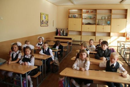 Террористы Луганска погнали детей в школу для картинки российского ТВ (Фото)