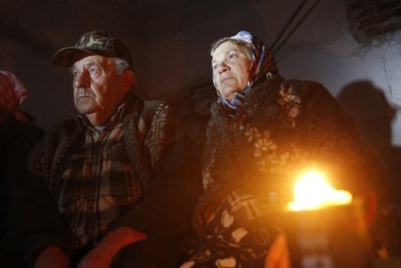 В Донецке местные жители прячутся от обстрелов в бомбоубежищах