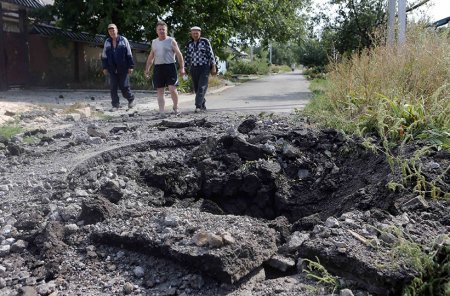 В Донецке местные жители прячутся от обстрелов в бомбоубежищах