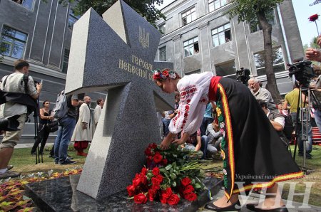 В Киеве открыли памятник Героям Небесной Сотни