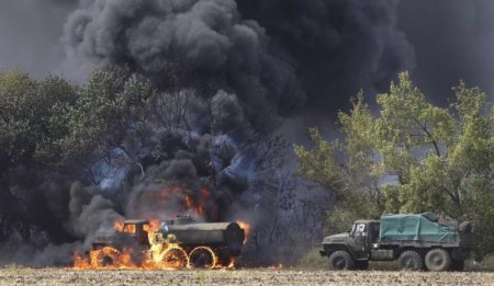 Фотофакт: Украинские военные сожгли российский бензовоз