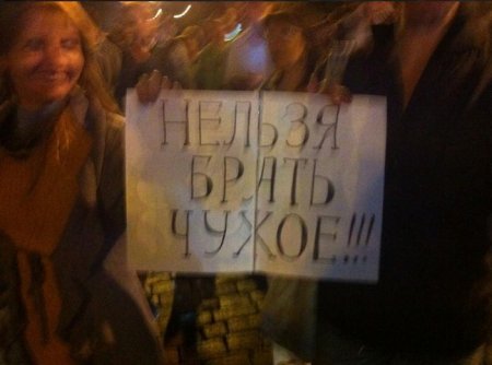 Фотофакт: в Харькове к консульству РФ привезли «гроб с Путиным» Фотофакт: в Харькове к консульству РФ привезли «гроб с Путиным»