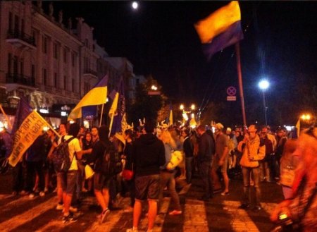 Фотофакт: в Харькове к консульству РФ привезли «гроб с Путиным» Фотофакт: в Харькове к консульству РФ привезли «гроб с Путиным»