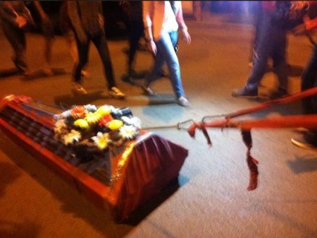 Фотофакт: в Харькове к консульству РФ привезли «гроб с Путиным»
