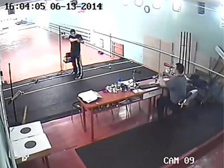 В России проблемный подросток выстрелом в голову убил своего тренера по стрельбе 18+ В России проблемный подросток выстрелом в голову убил своего тренера по стрельбе 18+