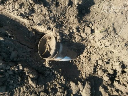 Снаряд от "Града" в Мариуполе оставил воронку глубиной 5 метров