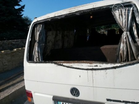 Снаряд от "Града" в Мариуполе оставил воронку глубиной 5 метров