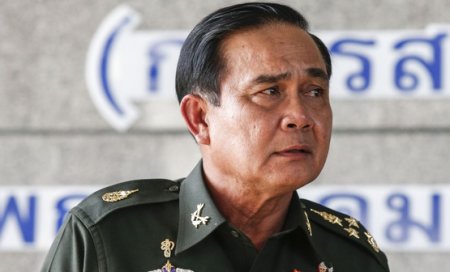 Премьер Таиланда стал жертвой колдунов