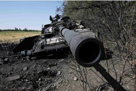 Новые фото из зоны АТО: сожженные под Иловайском танки и подбитые грузовики