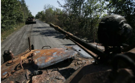 Новые фото из зоны АТО: сожженные под Иловайском танки и подбитые грузовики
