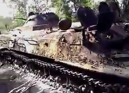 Опубликовано видео сожженной колонны бронетехники боевиков на Донбассе 18+