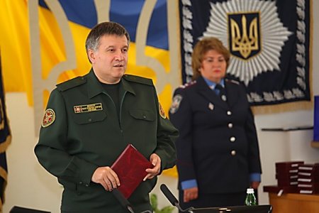 Аваков наградил высшим орденом генерала, причастного к разгону Майдана и допустившего захват СБУ в Донецке