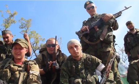 Десантники из РФ в аэропорту Луганска пообещали защитить «русский народ» и в Австралии (ВИДЕО) Десантники из РФ в аэропорту Луганска пообещали защитить «русский народ» и в Австралии (ВИДЕО)