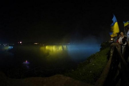 Ниагарский водопад зночью заиграл цветами украинского флага