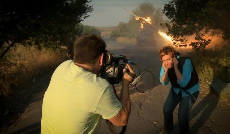 Фотофакт: Журналистка RussiaToday с улыбкой позирует на фоне стреляющего «Града» Фотофакт: Журналистка RussiaToday с улыбкой позирует на фоне стреляющего «Града»