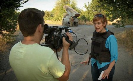 Фотофакт: Журналистка RussiaToday с улыбкой позирует на фоне стреляющего «Града» Фотофакт: Журналистка RussiaToday с улыбкой позирует на фоне стреляющего «Града»